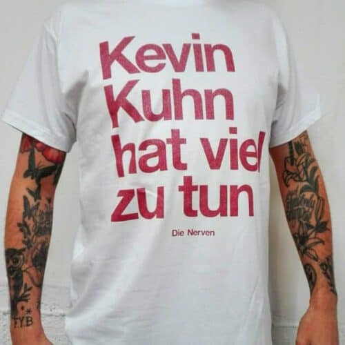 Die Nerven – Kevin Kuhn Shirt (sparkling print) limitiert auf 30 copies! Die Nerven - Kevin Kuhn Shirt mit rotem metallic Print!! B&C Collection Shirts! ACHTUNG: die Shirts fallen eher groß aus