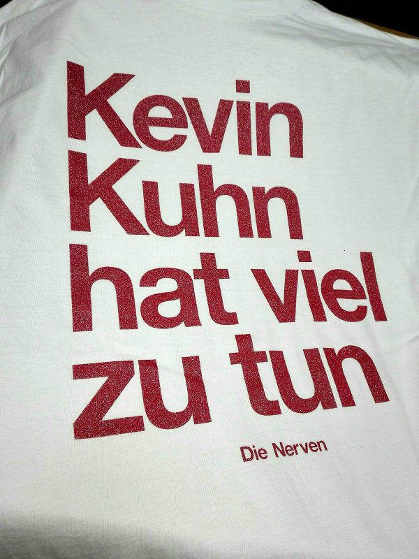 Die Nerven - Kevin Kuhn Shirt (sparkling print) limitiert auf 30 copies! Die Nerven - Kevin Kuhn Shirt mit rotem metallic Print!! B&C Collection Shirts! ACHTUNG: die Shirts fallen eher groß aus