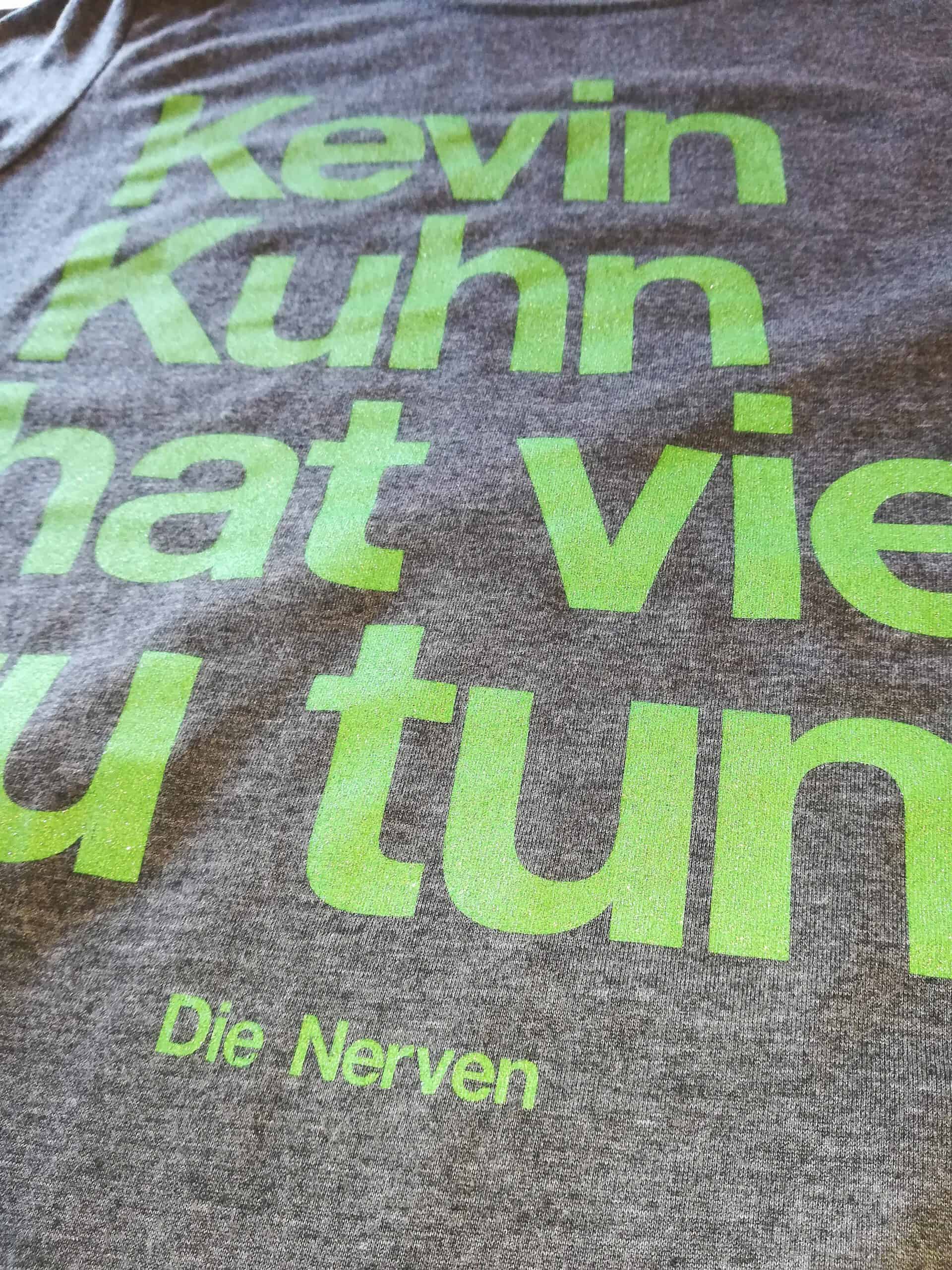 Die Nerven - Kevin Kuhn Shirt (green sparkling print) Das TCM-Die Nerven-Klassiker-Shirt in neuem Colourway! Limitiert auf 30 copies! Die Nerven - Kevin Kuhn Shirt mit grünem metallic Print!!