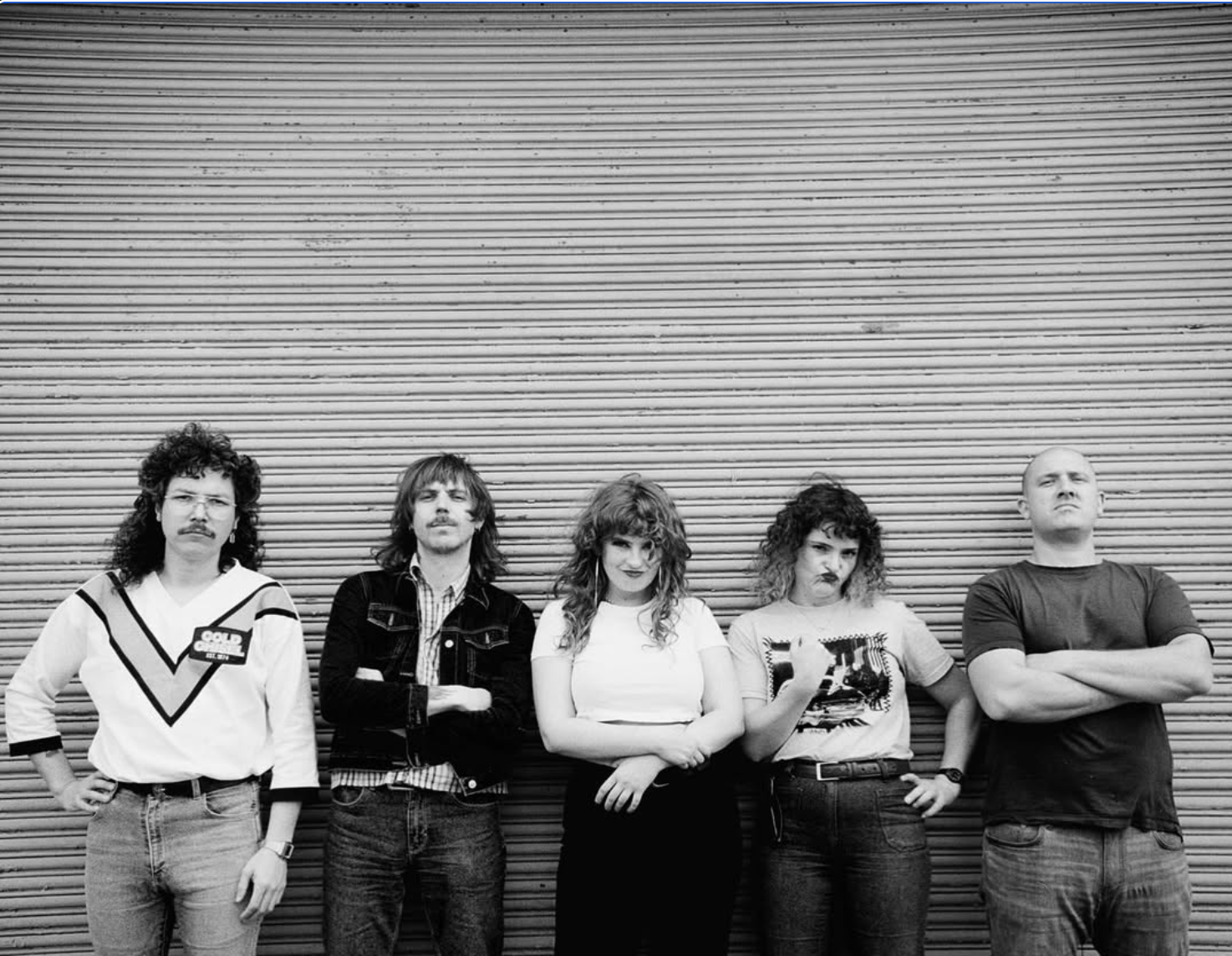 Portfolio (Glamrock / Powerpop) Oi, holt Eure Spanndex raus, der Glam kommt JETZT in Euer Leben. Eine super warme Dusche aus Australien, mit Leuten von CLOWNS und CABLE TIES. Es gibt 11 zuckersüsse PopPunk Perlen, die mit Twin Leads auch den Hardrockfan an den richtigen Stellen abholt. Stellt Euch eine Melange aus The Exploding Hearts, The Shivvers, Thin Lizzy und Judas Priest vor... Und bums: da stehen Leatherman vor Euch. Qualitativ hochwertig hauen die 5 fünf Aussis Hit nach Hit raus, der Gesang von Annabel Brown trifft genau den richtigen Ton zwischen rotzig, unschuldig und aggressiv...