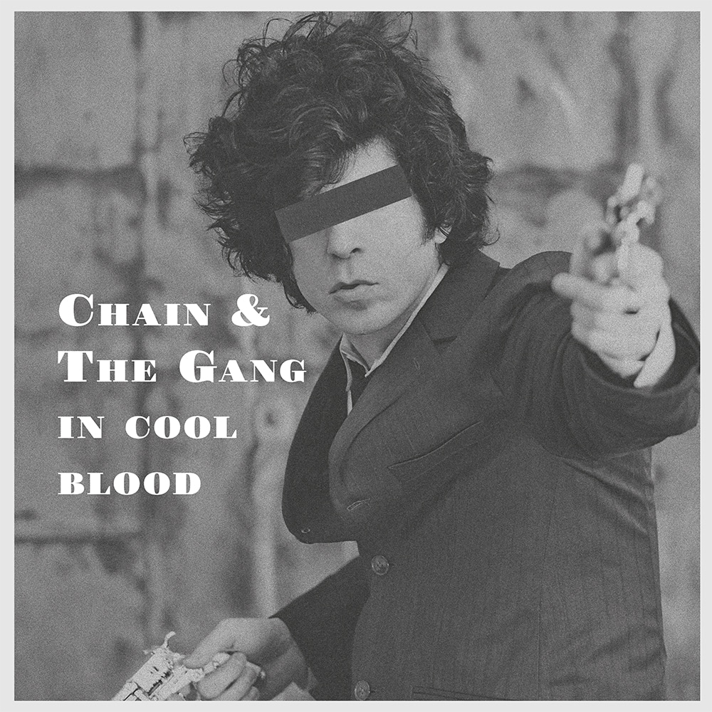 Chain and the Gang – In Cool Blood LP (SOS) Das dritte, 2012 erschienene Album von Chain and The Gang besitzt einen attraktiven Joker: Katie Alice Greer – die charismatische Sängerin der Priests übernimmt in allen Songs die zweite Stimme. Und egal ob sie nur ein spitzes „Yeah!“ herausstößt, oder wie in „Free Will“ den Song komplett übernimmt – ihre Präsenz steht spürbar im Raum. „In Cool Blood“ ist so eine Art Bonnie-&-Clyde-, oder Nancy-&-Lee-Album geworden: abenteuerlich, sexy und ziemlich von sich selbst überzeugt. Die Balance zwischen den beiden unterschiedlichen Stimmen ist perfekt austariert, die Songs sind lässig, aber auf den Punkt. Es geht diesmal weniger gegen den Kapitalismus und mehr um das Ausleben persönlicher Freiheit. „Heavy Breathing“, feiert die Freuden des nächtlichen Telefon-Sex; „Free Will“ singt Greer so rotzig selbstbewusst, als habe sie einem übergriffigen Typen soeben einen schmerzhaften Tritt in die Weichteile verpasst: „I don‘t believe in free will. I just do what I feel, that is the deal, I don‘t believe in free will“. Kenner hören da sicher auch Anklänge an die Delmonas oder Holly Golightly. Es ist schwer, diese Mischung aus lauerndem Garagen-Rock und ironischen Posen und Bekenntnissen nicht zu mögen. Chain & The Gang haben sich hiermit ihre eigene Welt erschaffen, eine heftig brodelnde Petrischale voller Songs und Storys, die Vergangenheit und Zukunft des Rock‘n‘Roll zusammenführt.