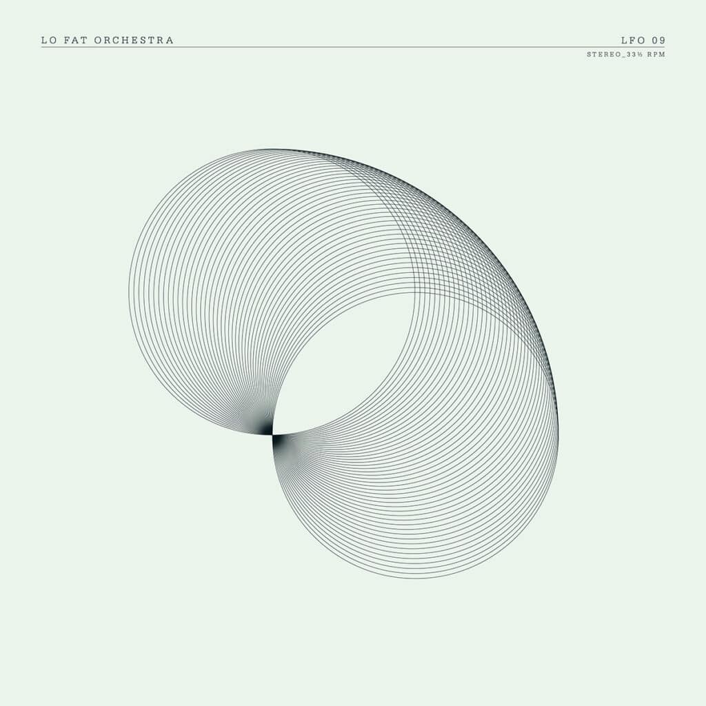 Lo Fat Orchestra – LFO_09 LP (SOS) Die Aschenbecher im Musikkeller werden kalt. Niemand hustet, das Bier schmeckt schal, und der in Zeitlupe drehenden Discokugel fehlen die Pailletten. Nur ein kleines Leuchtschild scheint auf den Tresen. Tonight: LO FAT ORCHESTRA – New Wave HIT-MACHINE from Schaffhausen, Switzerland. Die Band – drei Männer mit einem Sinn für runde Melodien – macht sich zu einer Geisterfahrt auf. „I‘m not your dancer“, singt Chrisi Schmid, der Sänger hinter dem mächtigen Synthesizer, der die Texte schreibt, ohne sie aufzuschreiben. „I‘m not your fucker.“ Ich bin nicht deine Marionette, du Clown. Das ist die Essenz des neuen Lo-Fat-Albums „LFO_09“, das acht Songs beinhaltet. Dass der Name des Albums genauso gut von einem Ufo stammen könnte, ist konsequent. Man muss nicht dazugehören oder cool sein wollen, um cool zu sein. Im Zweifel für den Zweifel. „I was afraid to talk to you“, singt Chrisi im Song „Sound“, und sein Synthie hüpft einen wilden Tanz. „I was afraid I won‘t like you. And I didn‘t want to be like you.“ Eine Gitarre braucht die Band noch immer nicht. Der Bass arbeitet für zwei (neuer Bassist ist Dominic Rubli). Schlagzeuger Daniel Zimmermann wechselt scheinbar mühelos zwischen Karacho, Balladeskem und Fliessband. „Love is for free“, singt Chrisi in der wundervollen Ballade „Good Times“. „This place is killing me.“